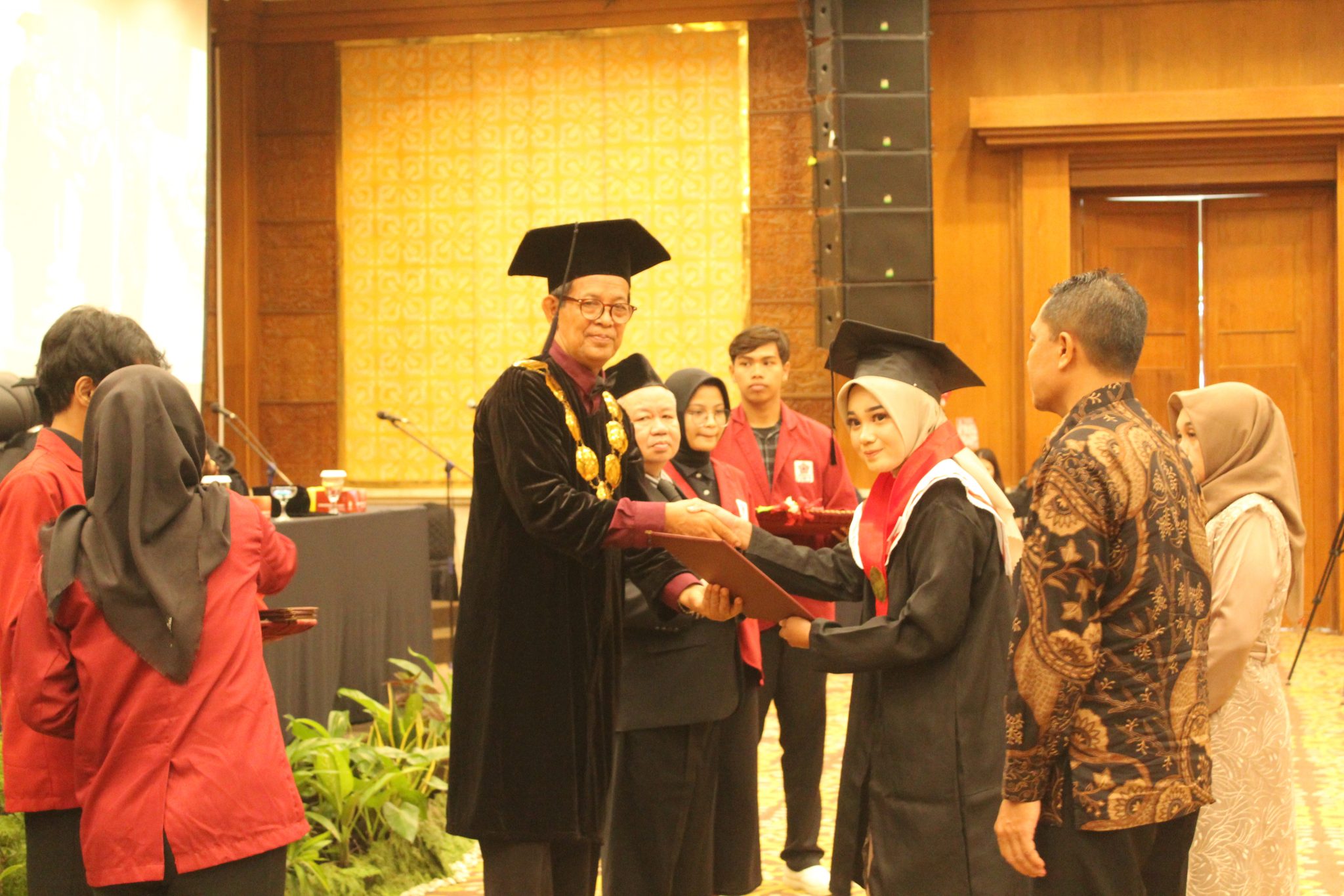 817 Mahasiswa Universitas Ivet Ikuti Wisuda ke 5