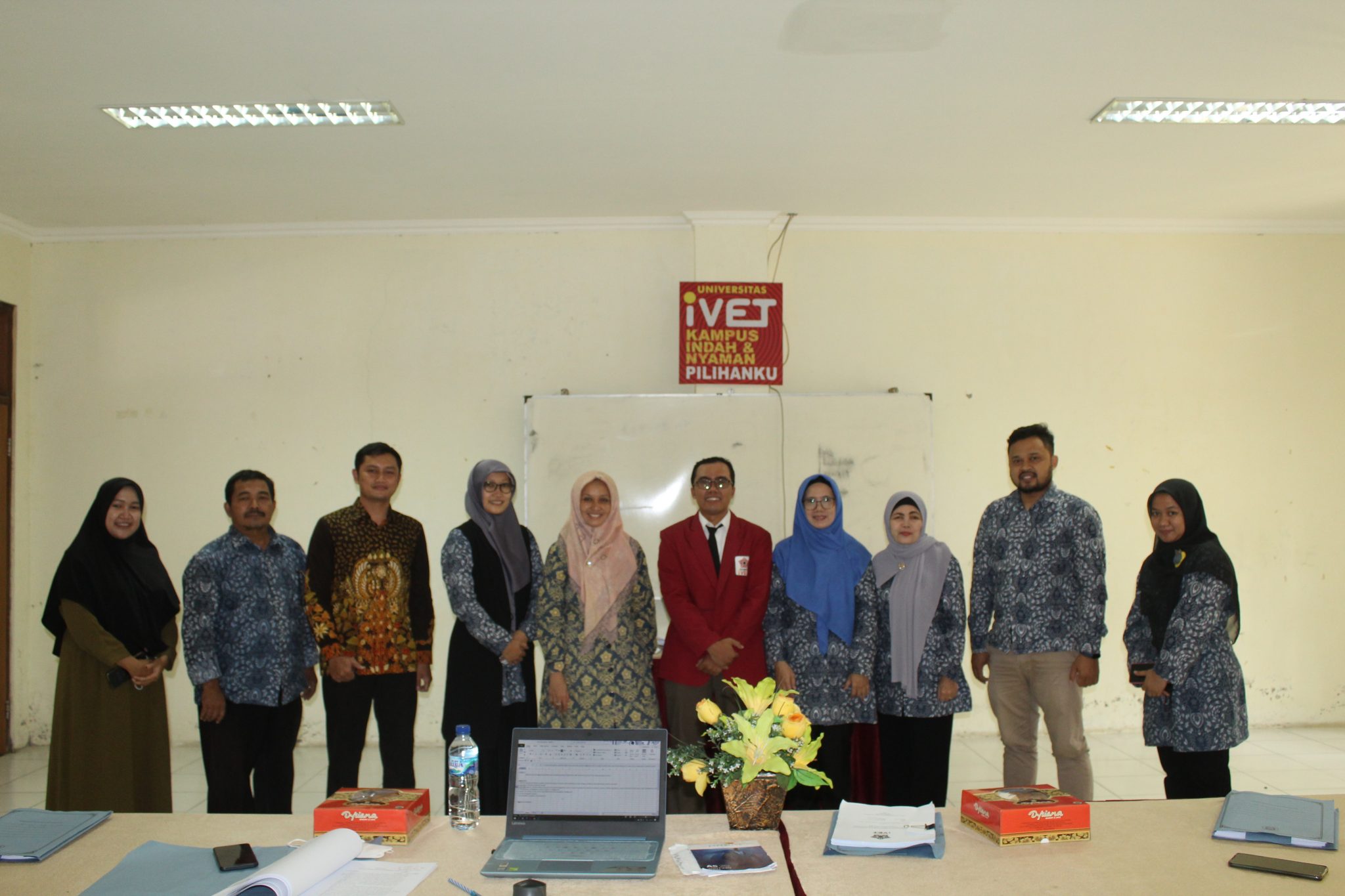 Mahasiswa Universitas Ivet Gunakan 2 Bahasa Dalam Ujian Skripsi