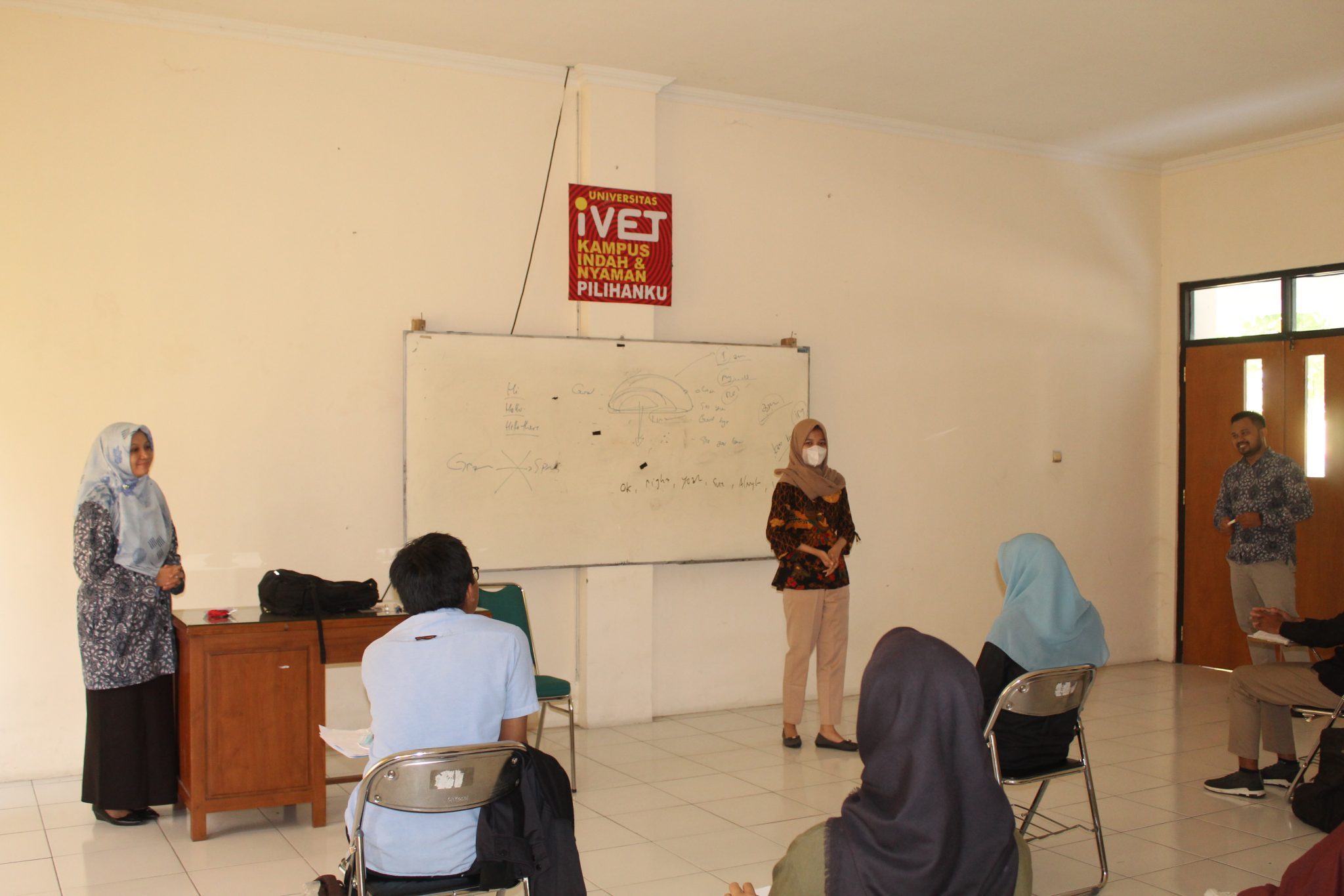 Tingkatkan Kemampuan Mahasiswa Dalam Berbahasa Inggris, Universitas Ivet Adakan English Camp