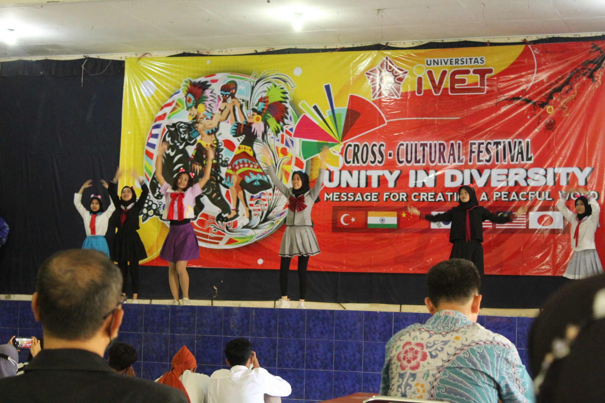 Mahasiswa Universitas Ivet Tampilkan Ragam Budaya Asing Sebagai Tugas Ujian Akhir