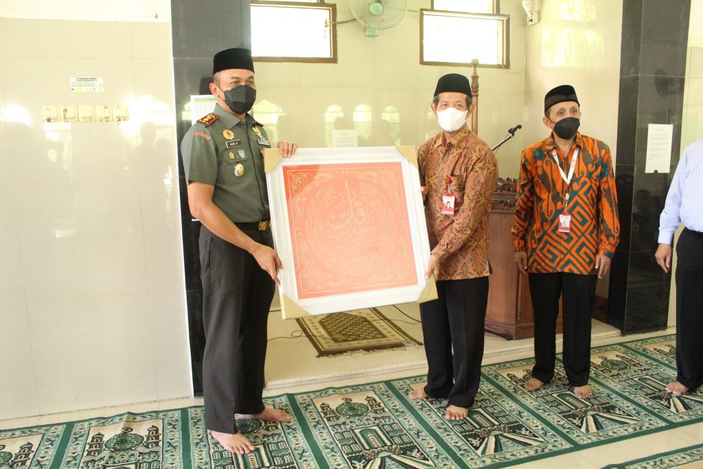 Universitas Ivet adakan Sholat Duhur Berjamaah Bersama Dandim Semarang
