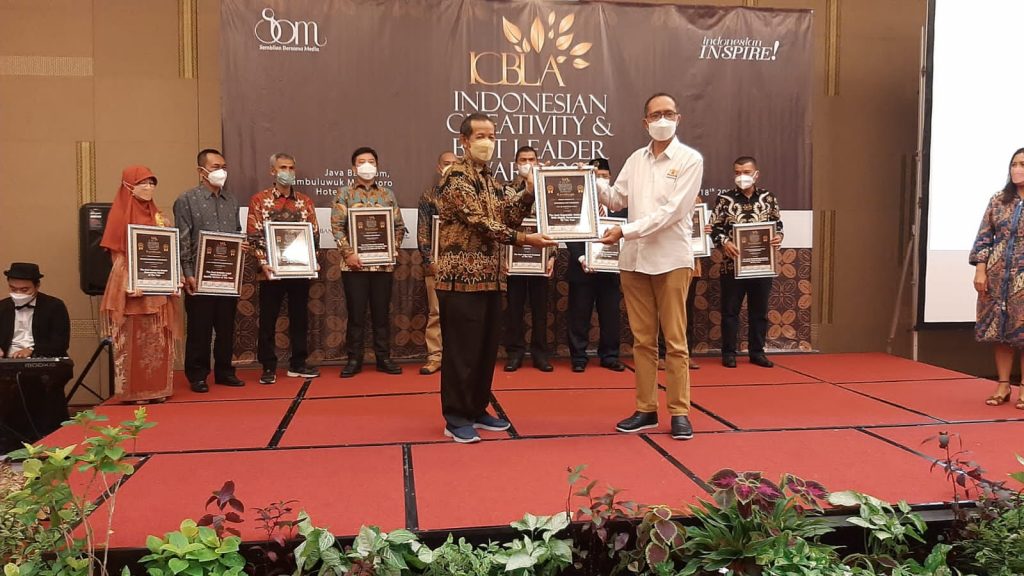 Universitas Ivet Terima Penghargaan Indonesian Creativity & The Best Leader Award 2022