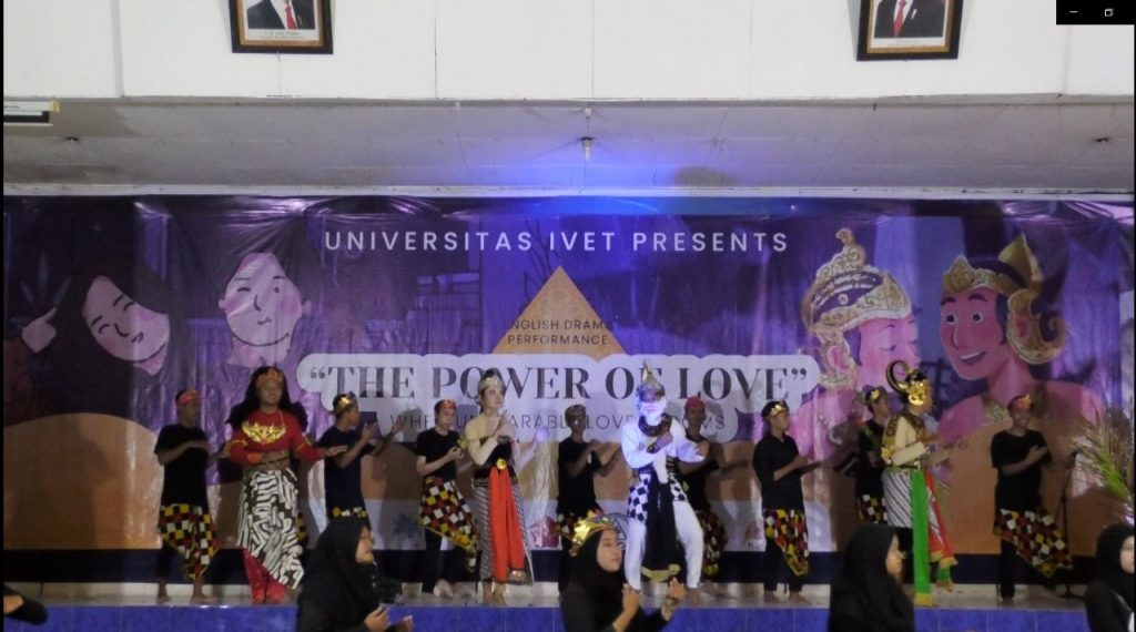 Ujian Akhir Semester Mata Kuliah Bahasa Inggris Universitas Ivet di Warnai Dengan Pagelaran Drama Bahasa Inggris