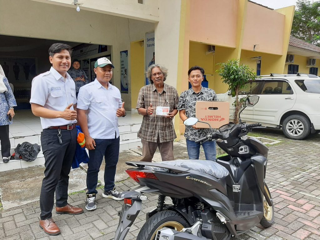 Dosen Universitas Ivet Terima Hadiah Motor Dari Alumni