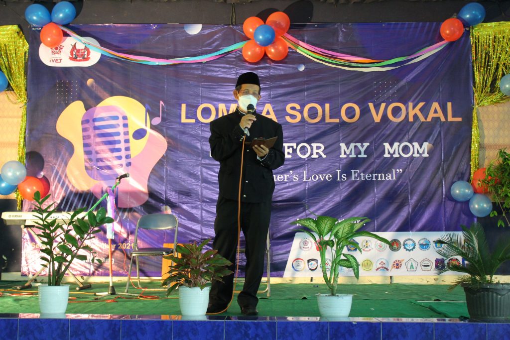 Senandung Mahasiswa Universitas Ivet Semarang Memeriahkan Hari Ibu