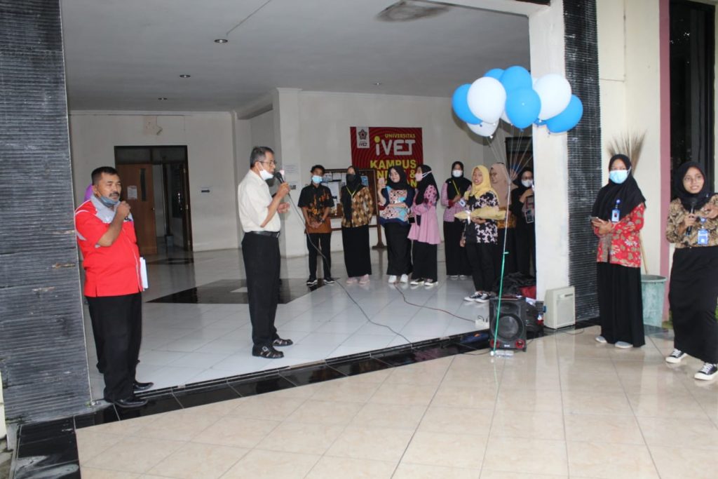 Peringati Hari Guru BEM FKIP UNISVET Bagi Bunga Untuk Dosen
