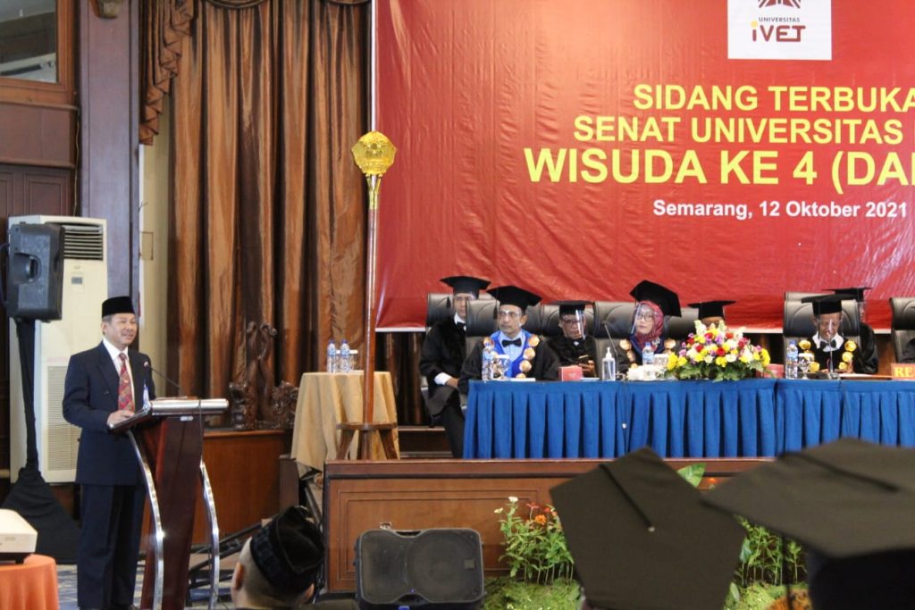 Wisuda Blanded System Universitas Ivet Luluskan 666 Mahasiswa