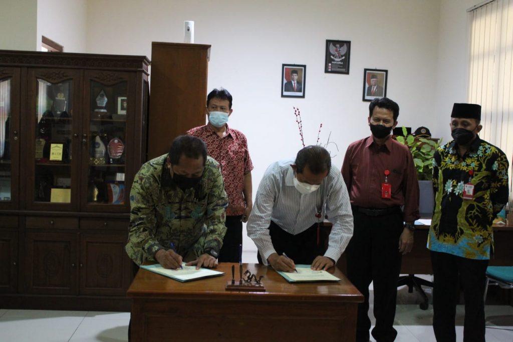 Rektor Universitas Ivet Tanda Tangani Naskah Perjanjian Kerjasama Dengan 2 Sekolah Di Demak