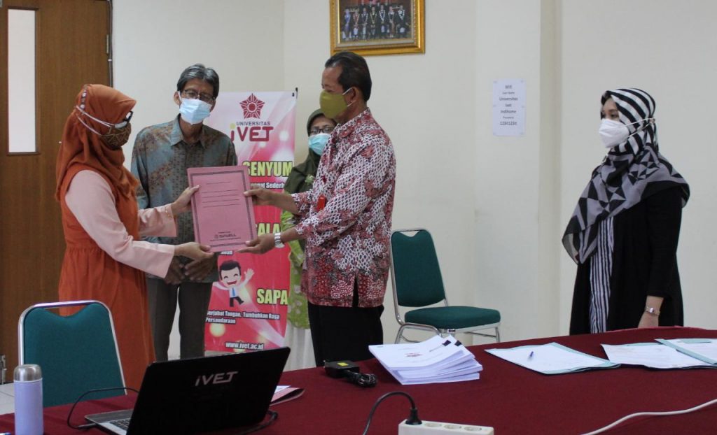 Rektor Universitas Ivet Sahkan Buku Panduan Merdeka Belajar Kampus Merdeka