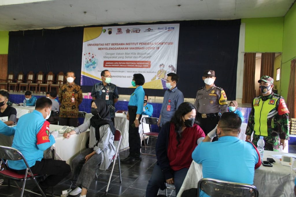Universitas Ivet Adakan Vaksinasi Covid 19 Untuk Masyarakat