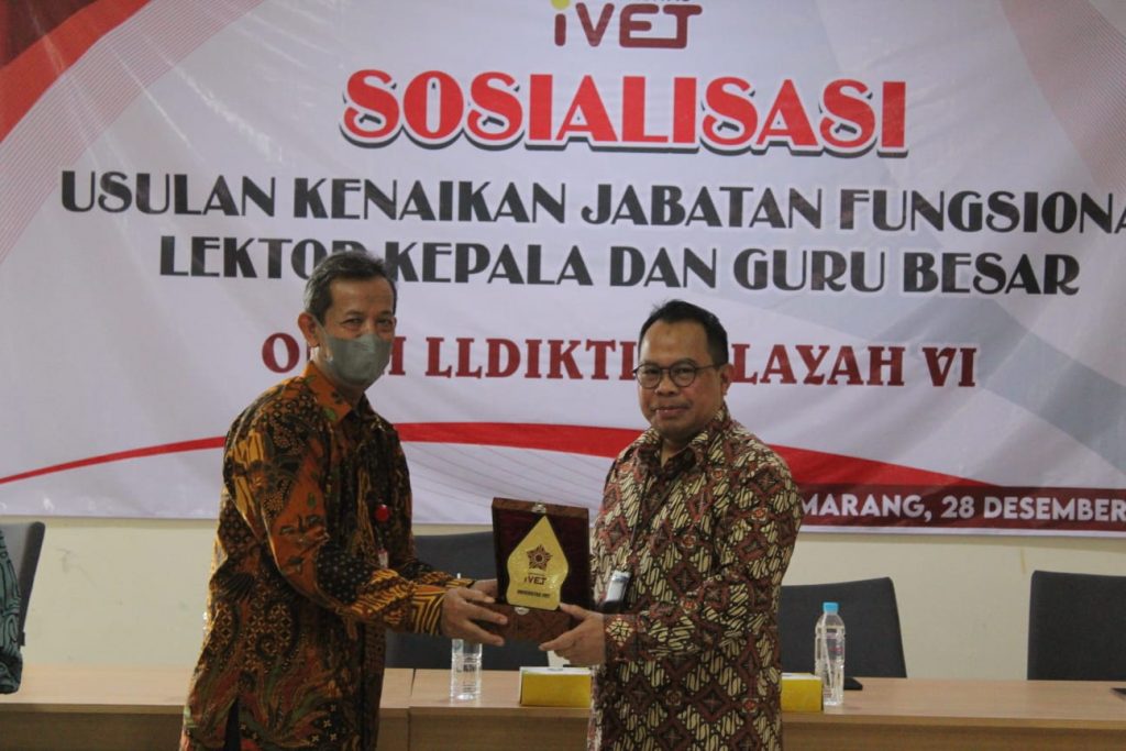 Rektor Universitas Ivet Dorong Dosen Untuk Menjadi Guru Besar