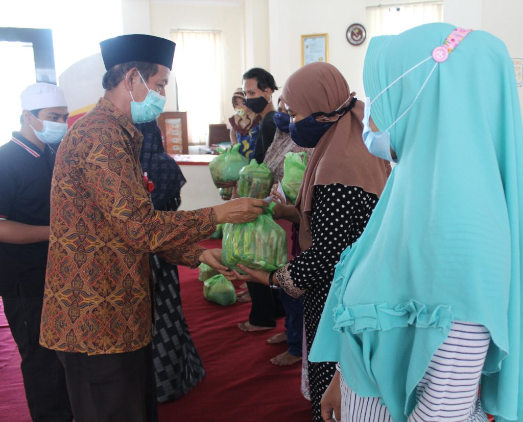 Takmir Masjid Al Fatah Kampus Universitas Ivet Berbagi Sembako Kepada Warga Sekitar Kampus