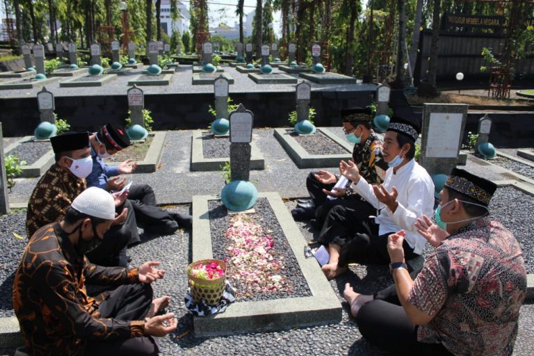 Jelang Ramadhan Pimpinan Universitas Ivet ziarah Ke Makam Para Pendiri