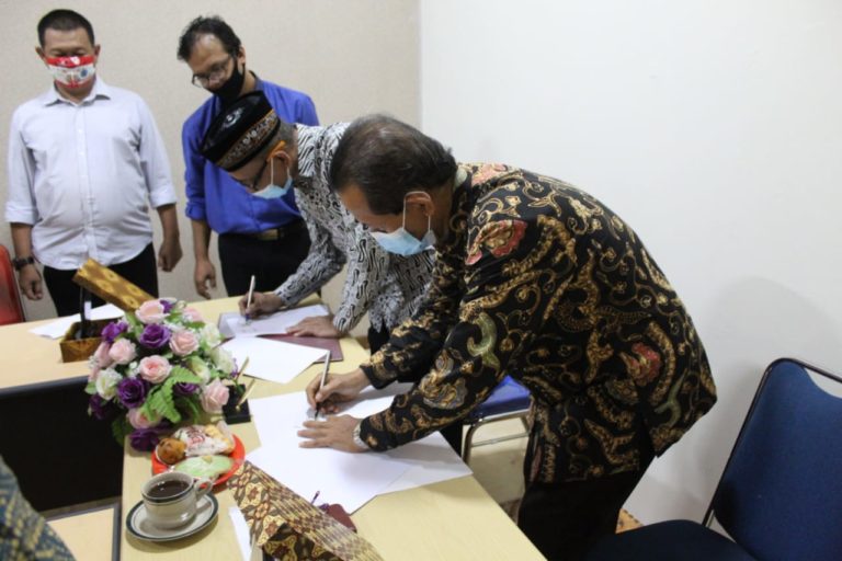 Implementasi Merdeka Belajar Universitas Ivet Teken MoU dengan Universitas Pancasakti Tegal