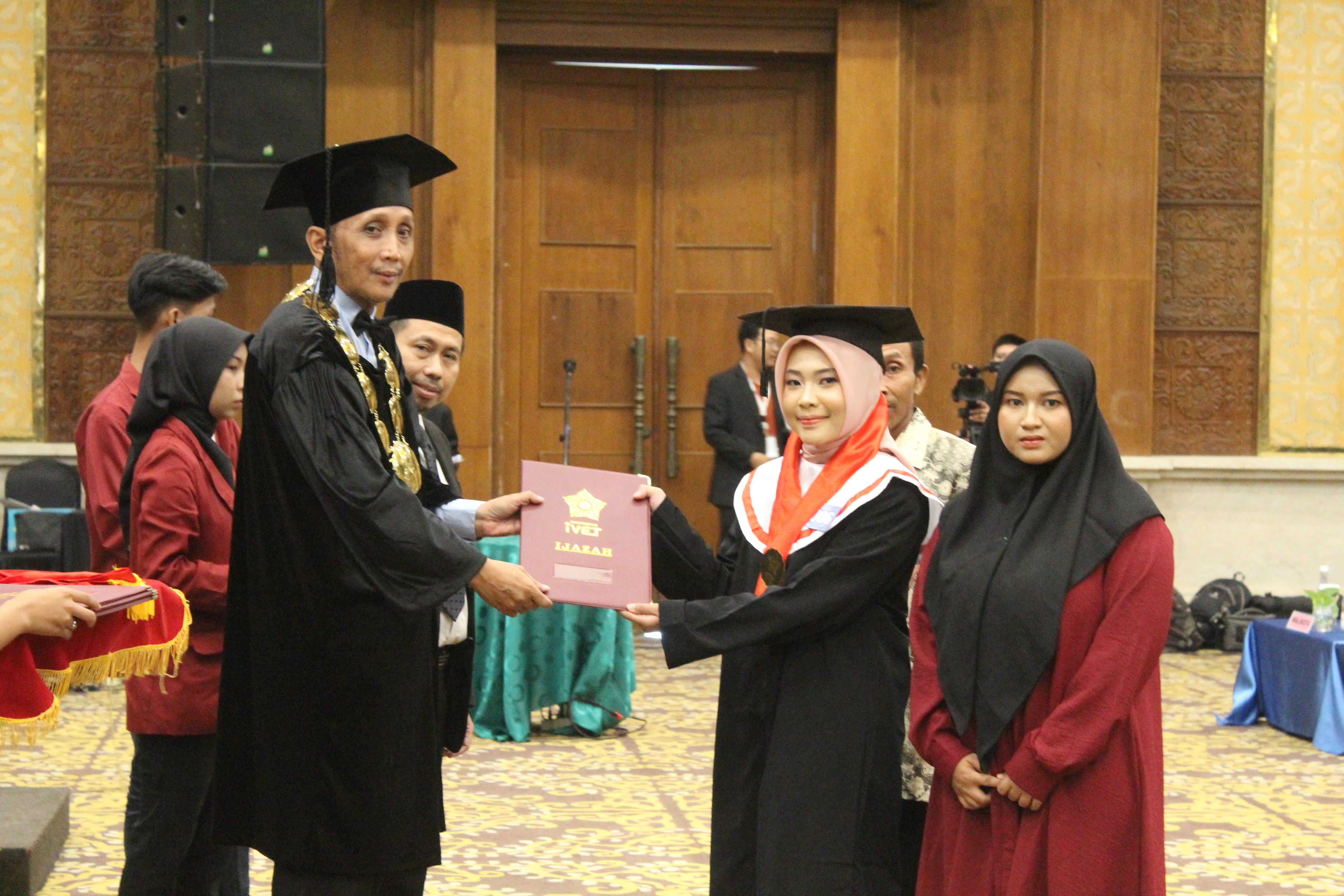 Wisuda Ke 7 Universitas Ivet Luluskan 862 Wisudawan 