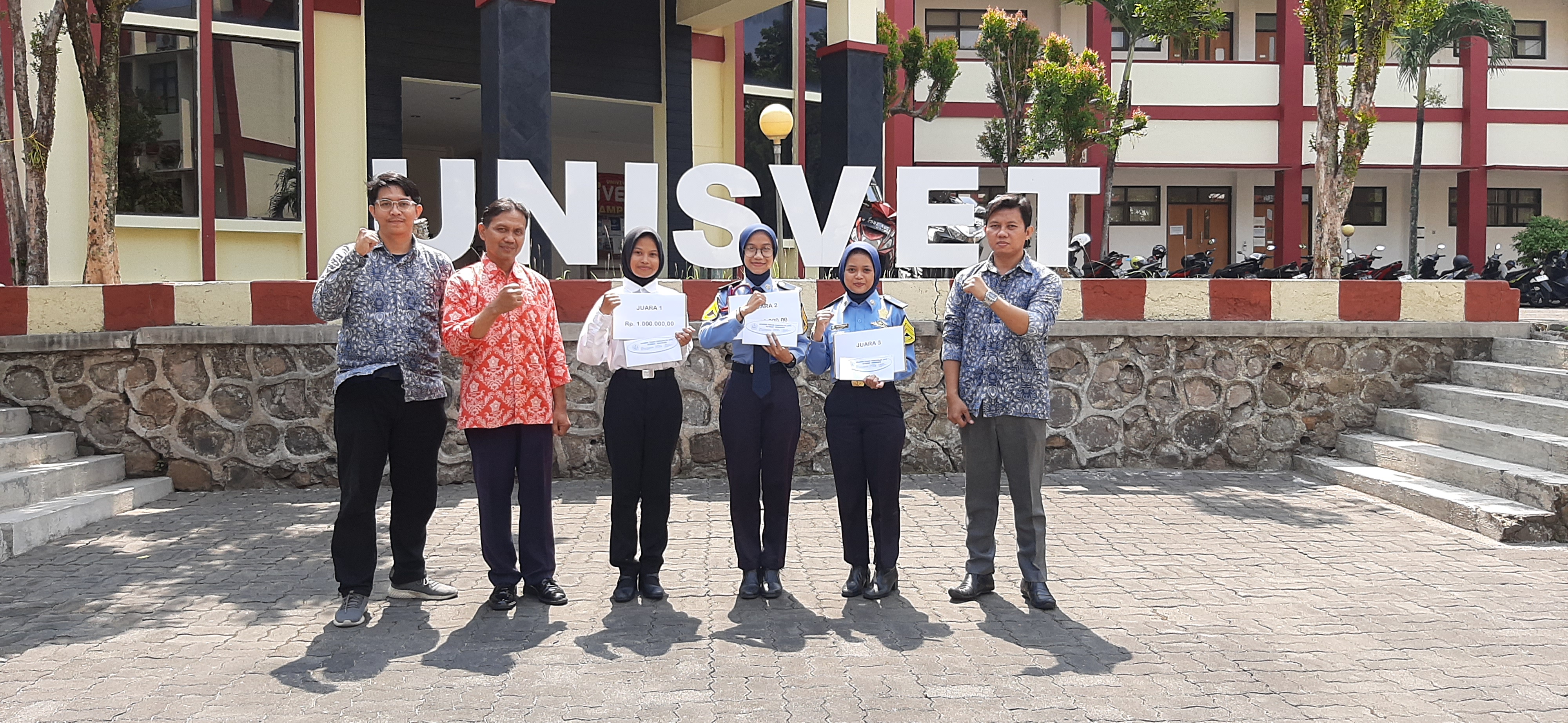 Universitas Ivet Adakan Lomba Pidato Bahasa Inggris 