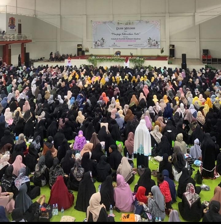 Ribuan Muslimah Memadati Sportorium Universitas Ivet