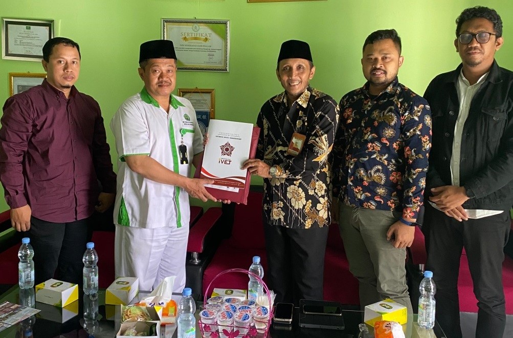 Universitas Ivet dan SMK Kesehatan Semarang Jalin Kerjasama