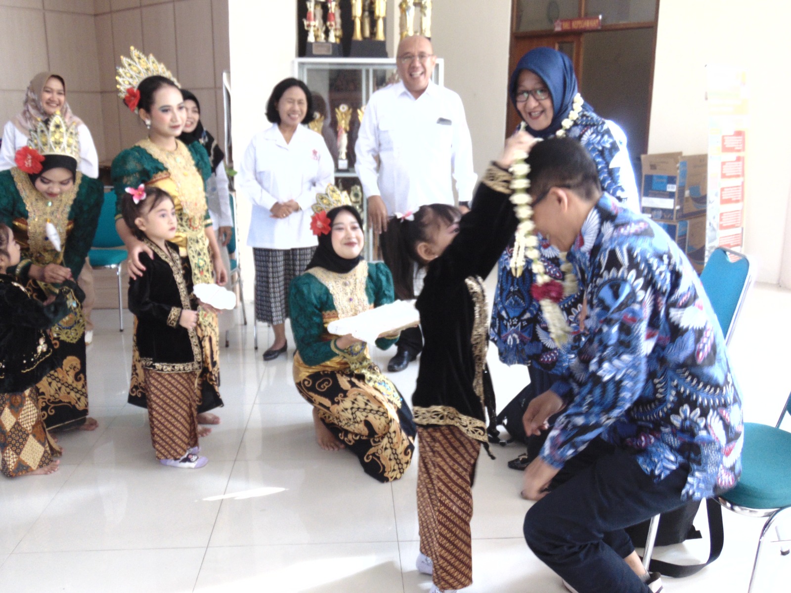 Tarian Dolanan dan Kalungan Bunga menyambut Kedatangan Asessor Akreditasi Lapangan Prodi PG PAUD